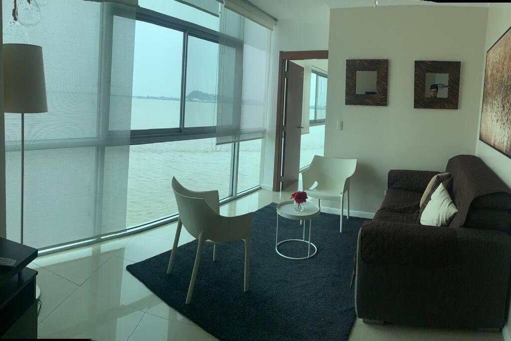 גוויאקיל Apartamento Vista Al Rio Puerto Santana Riverfront 1 מראה חיצוני תמונה